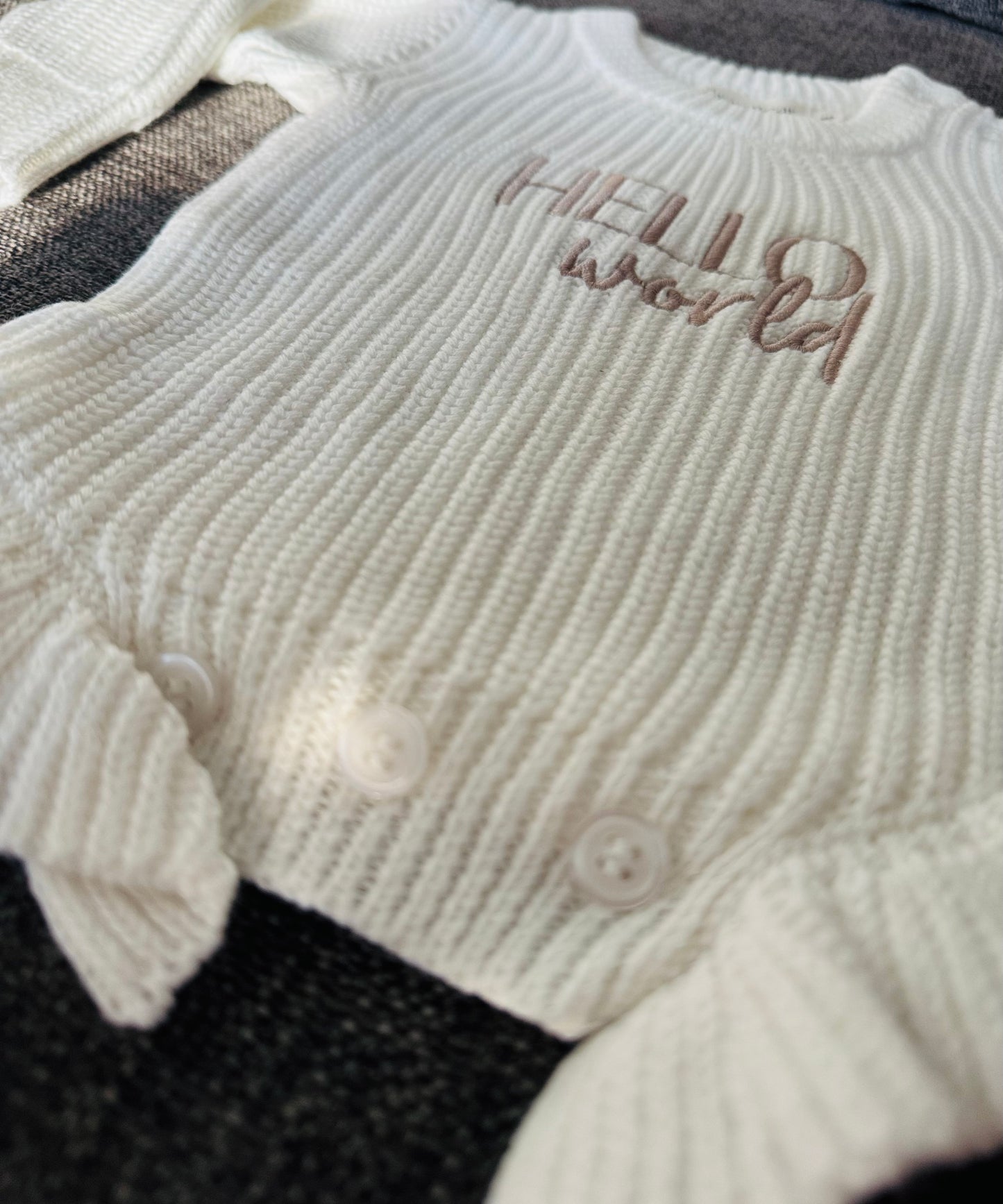 Chunky Ruffle Romper Hello World vauvan neulehaalari