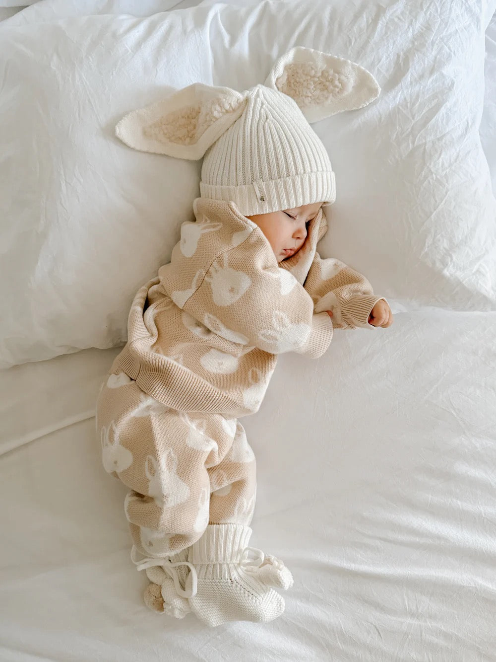Indigo Dreams Sherpa Bunny Booties -vauvatossut pupukorvilla, Oat