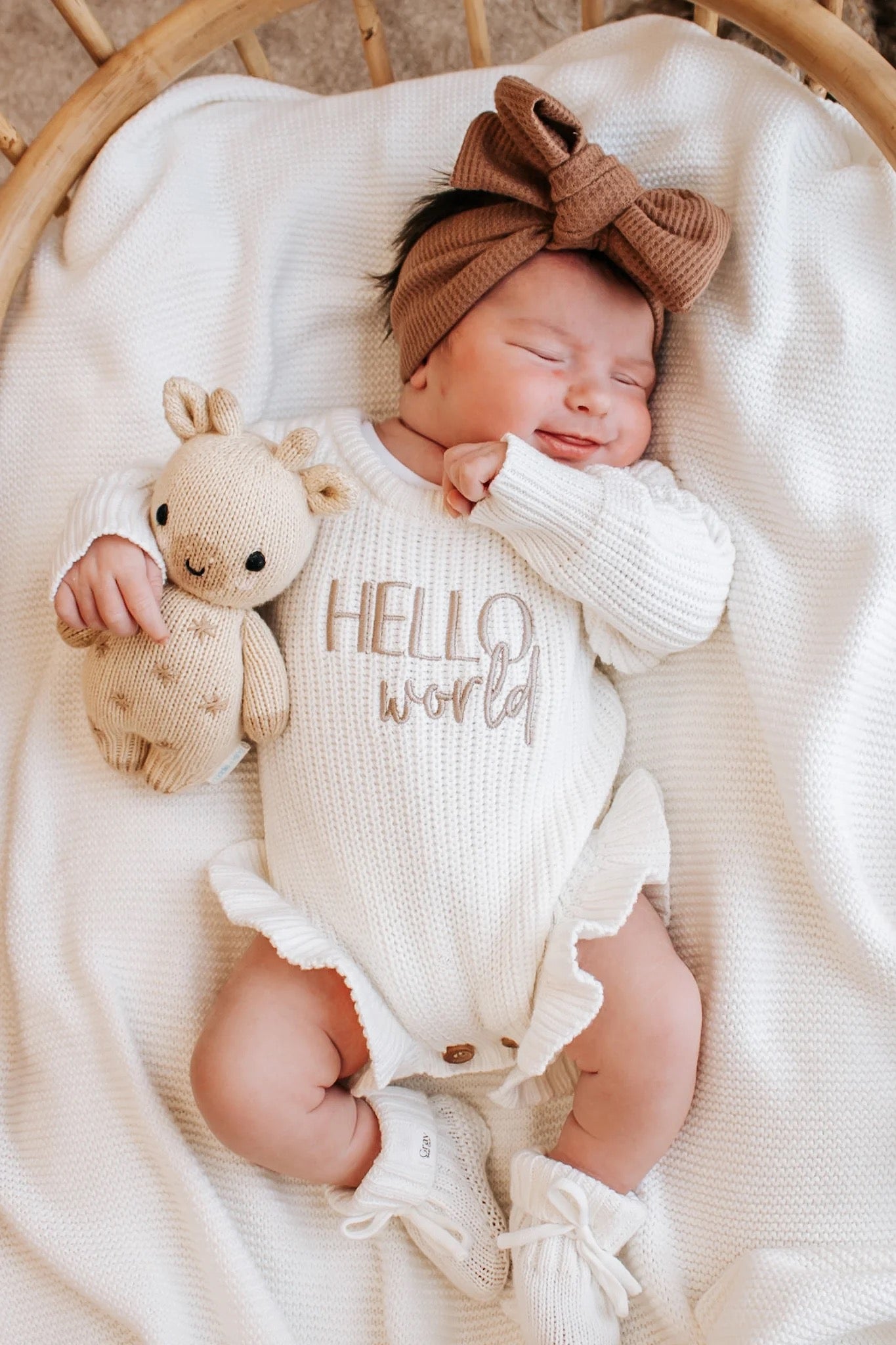 The Gray Bear Company Chunky Ruffle Romper Hello World vauvan neulehaalari