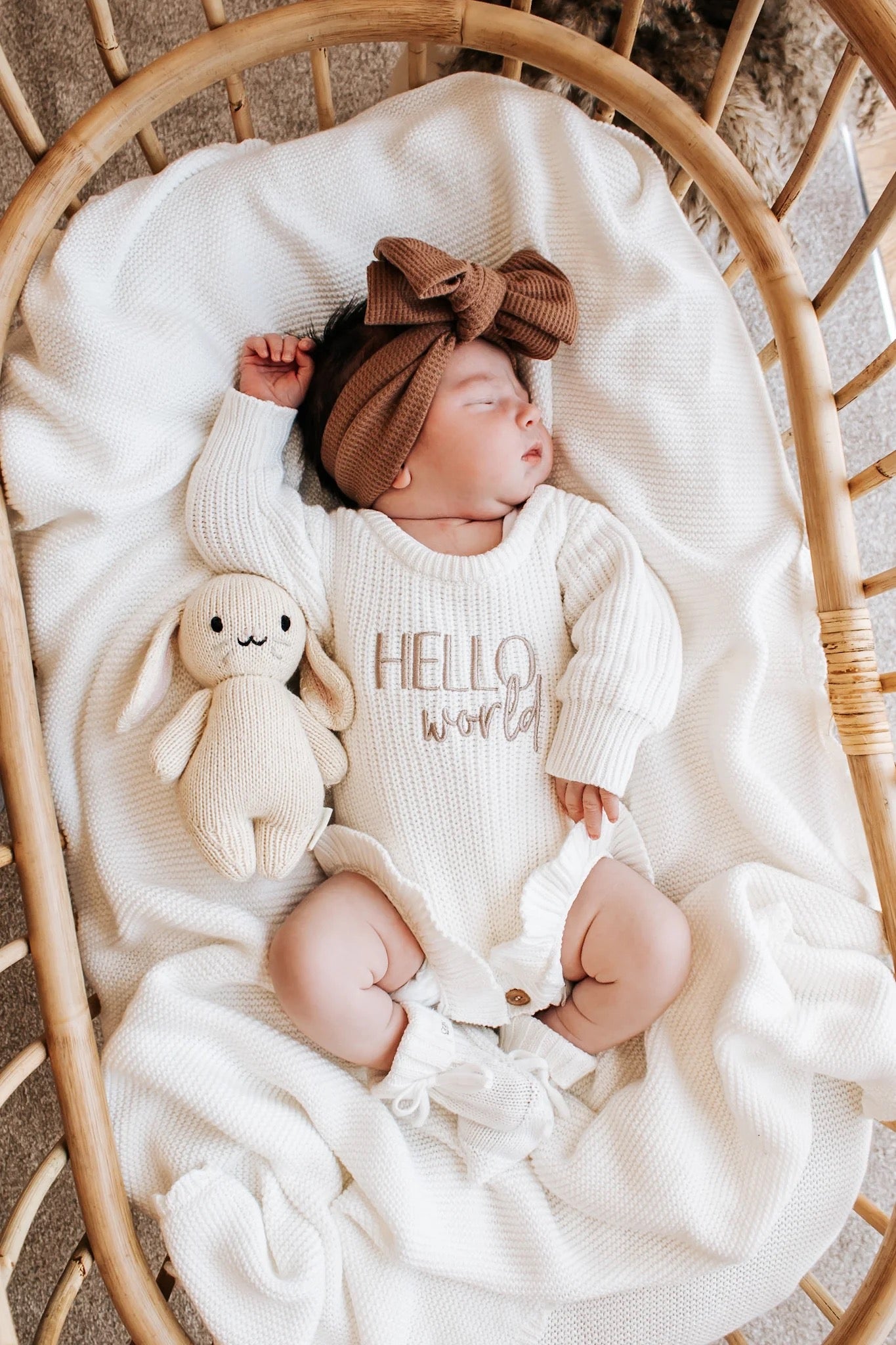 The Gray Bear Company Chunky Ruffle Romper Hello World vauvan neulehaalari