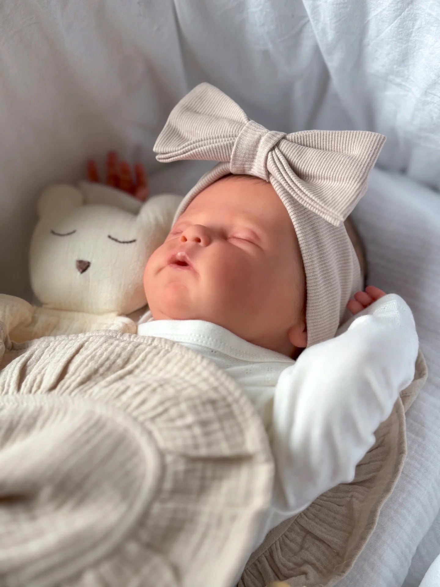 Liv & Loke Double Bow Melina -hiuspanta, Smoothing Beige