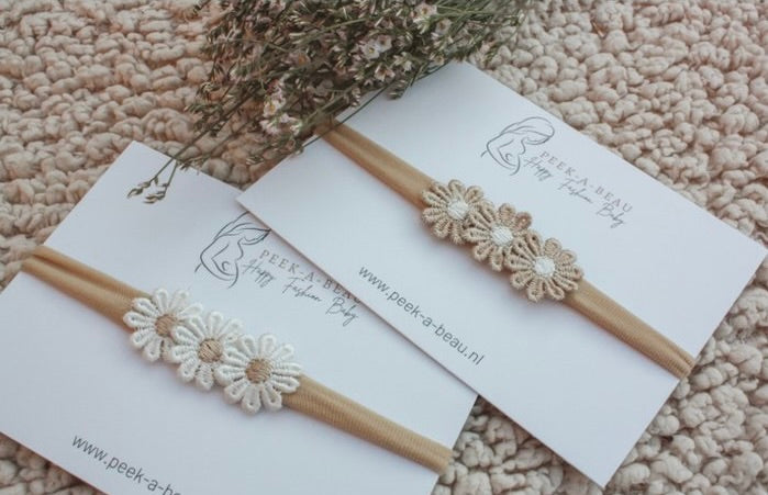 Peek-a-beau Daisy Beige Flower Collar