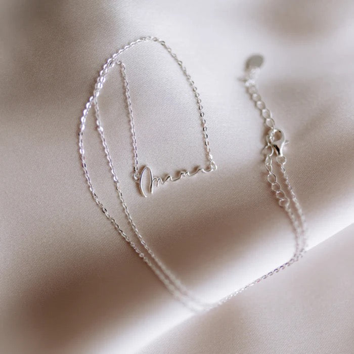 Mama-kaulakoru äidin kaulassa