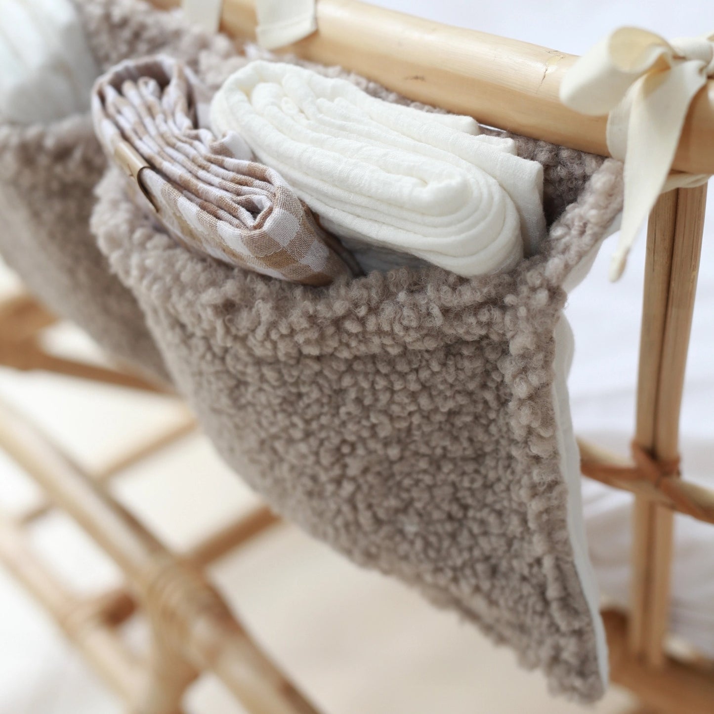 Babyly Teddy Crib Organizer pinnasängyn säilytyspussukka, Cream