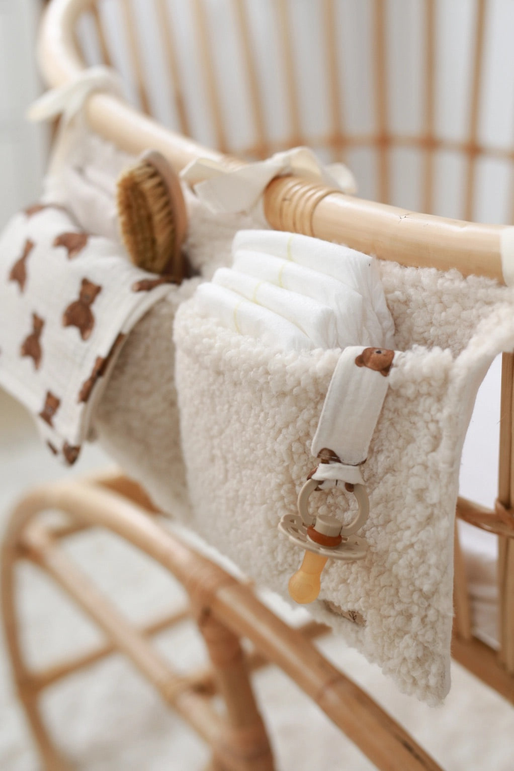 Babyly Teddy Crib Organizer pinnasängyn säilytyspussukka, Cream
