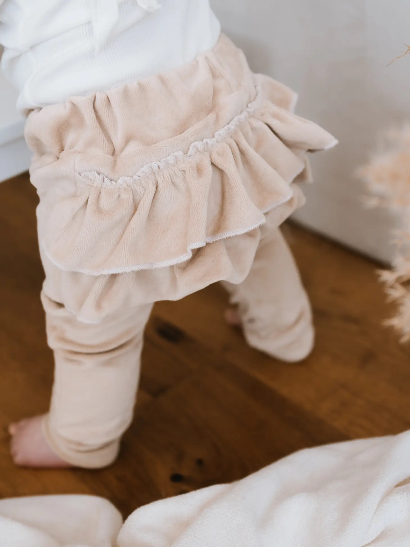 Petiteaude Ruffle -veluuriröyhelöhousut, Beige tai Cream