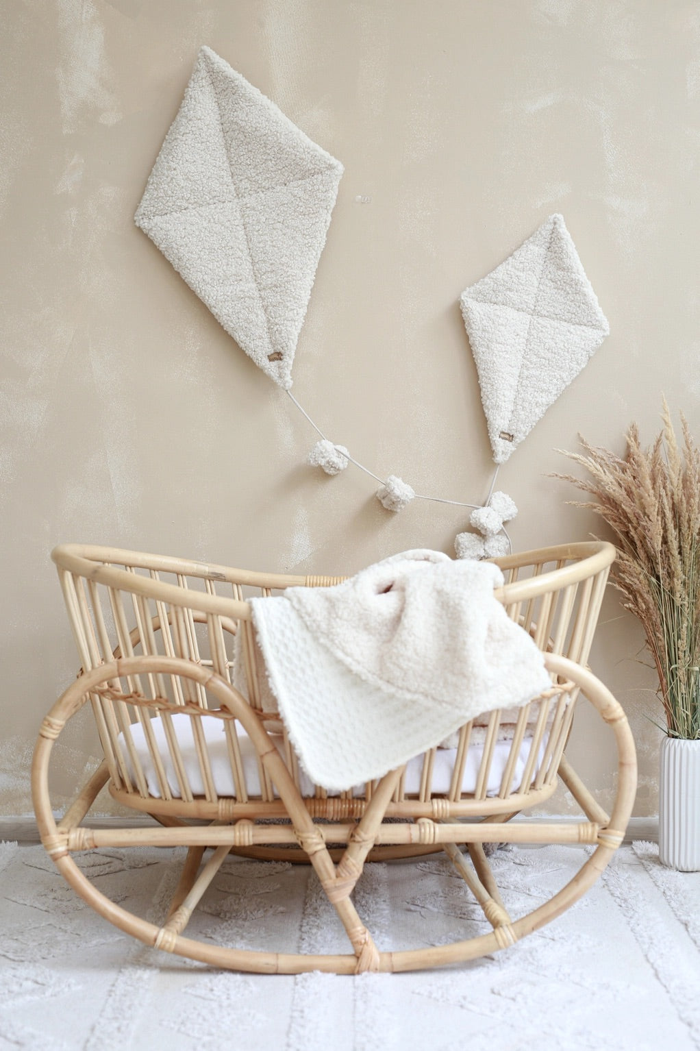 Babyly Teddy Kites -seinäkoriste, Cream tai Taupe, 2 eri kokoa