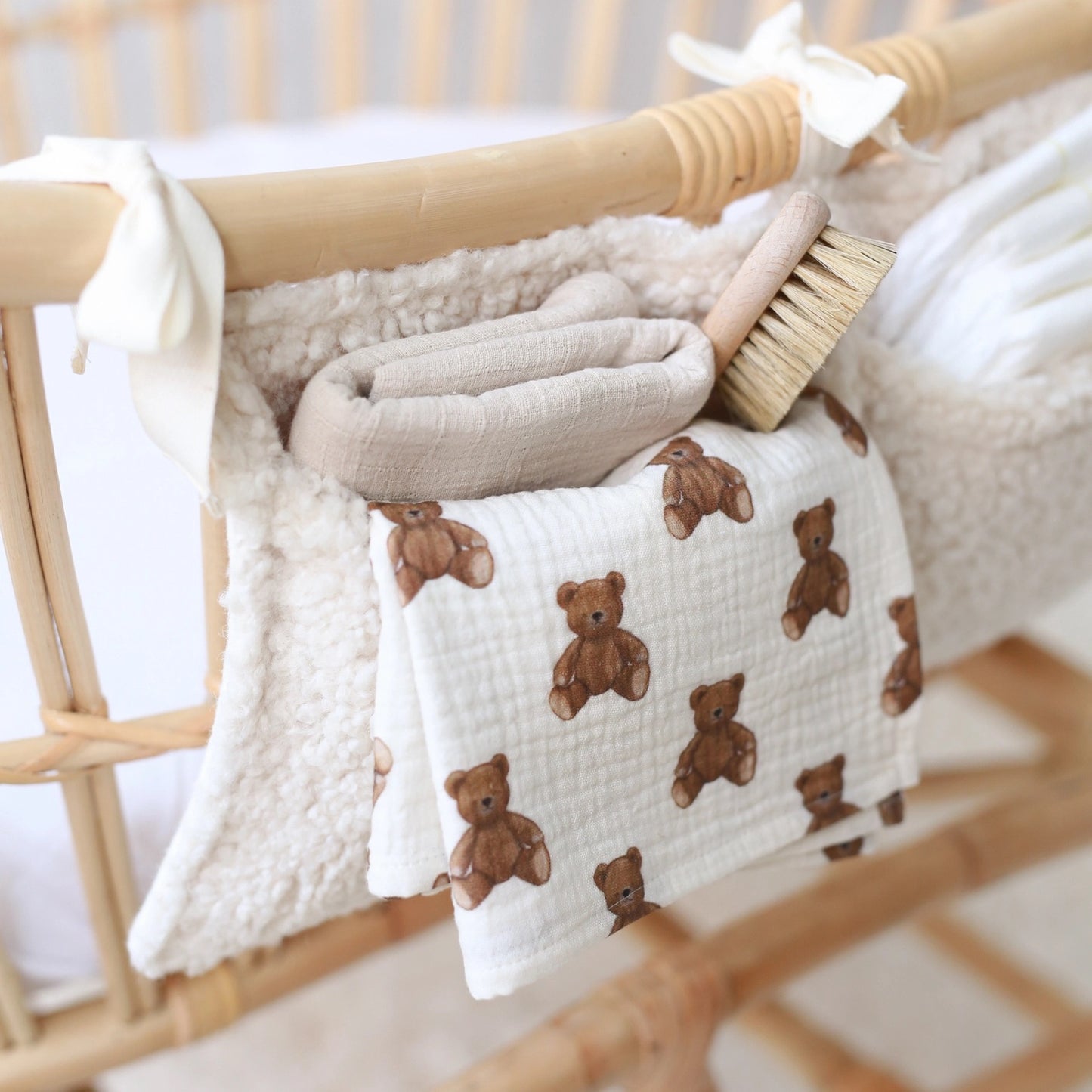 Babyly Teddy Crib Organizer pinnasängyn säilytyspussukka, Cream
