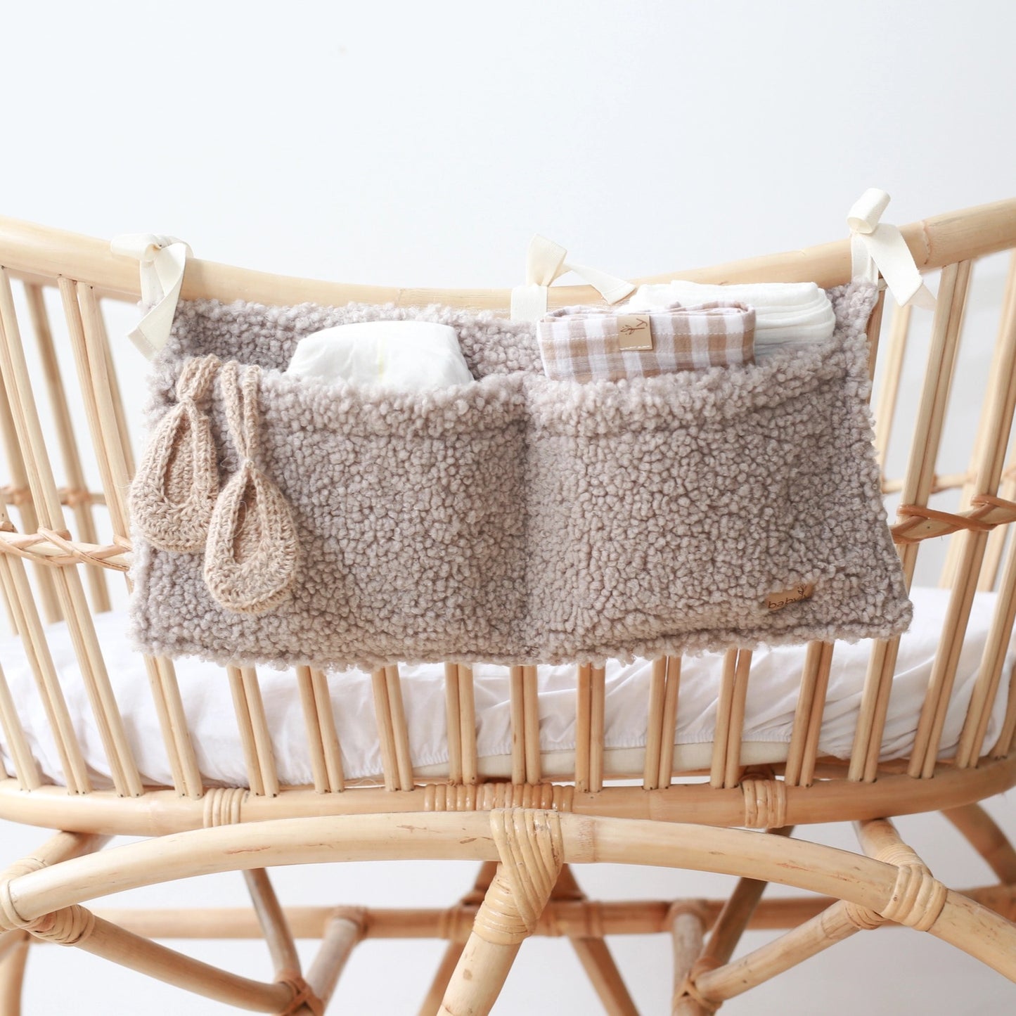 Babyly Teddy Crib Organizer pinnasängyn säilytyspussukka, Cream