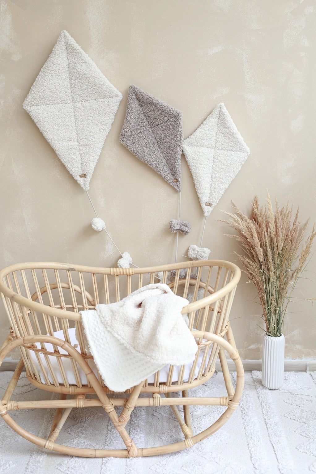 Babyly Teddy Kites -seinäkoriste, Cream tai Taupe, 2 eri kokoa