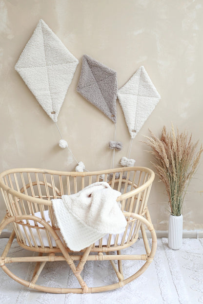 Babyly Teddy Kites -seinäkoriste, Cream tai Taupe, 2 eri kokoa