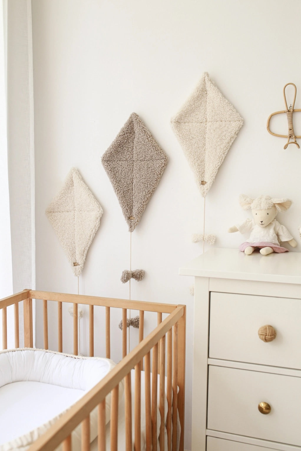 Babyly Teddy Kites -seinäkoriste, Cream tai Taupe, 2 eri kokoa