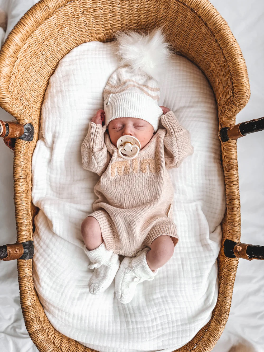 Indigo Dreams Mini Boucle Romper vauvan neulehaalari, Oat