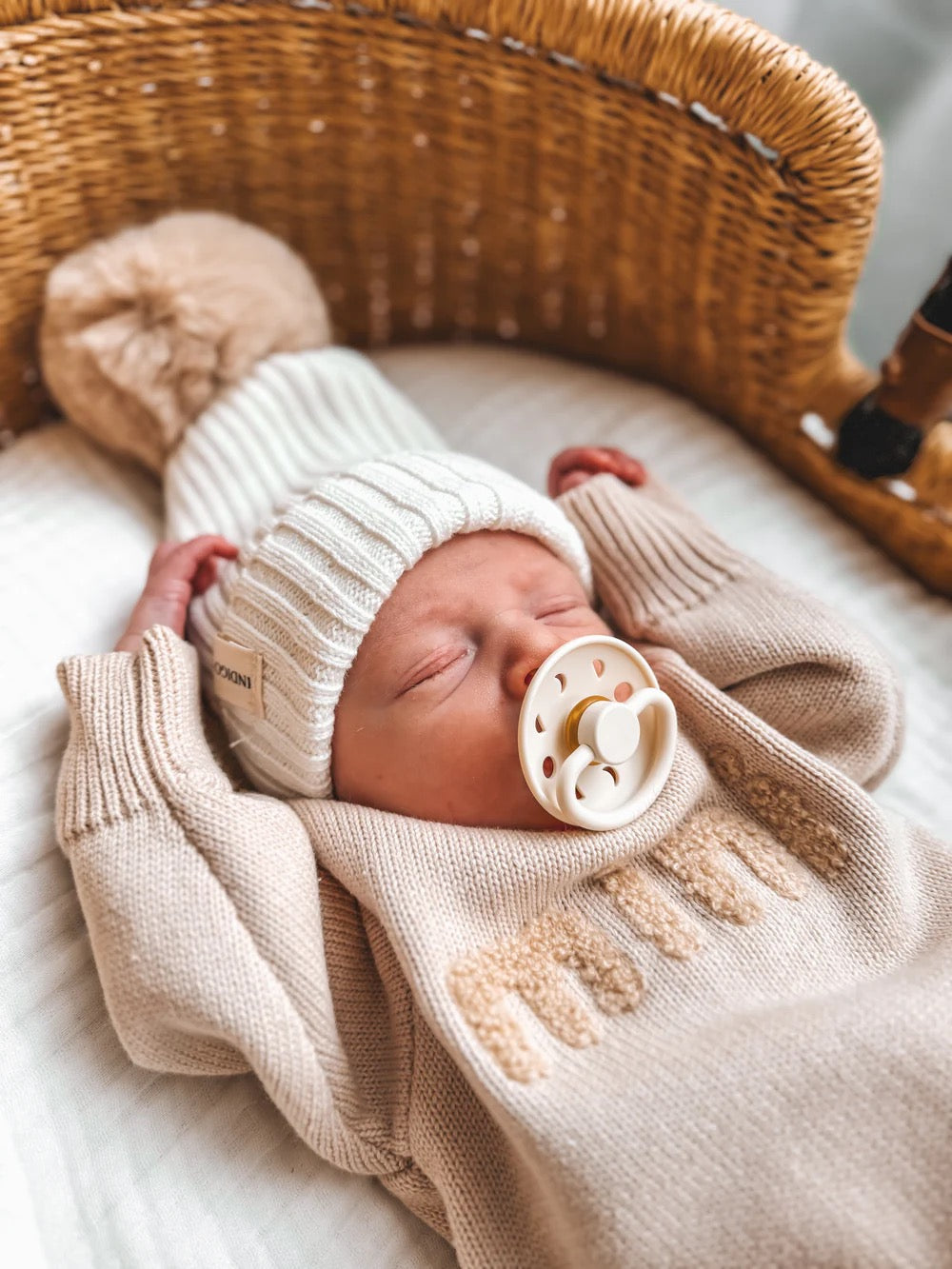 Indigo Dreams Mini Boucle Romper vauvan neulehaalari, Oat