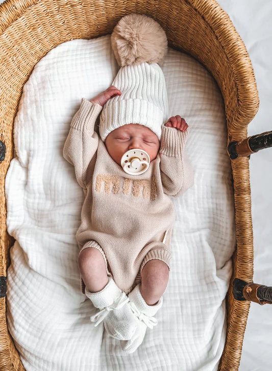 Indigo Dreams Mini Boucle Romper vauvan neulehaalari, Oat