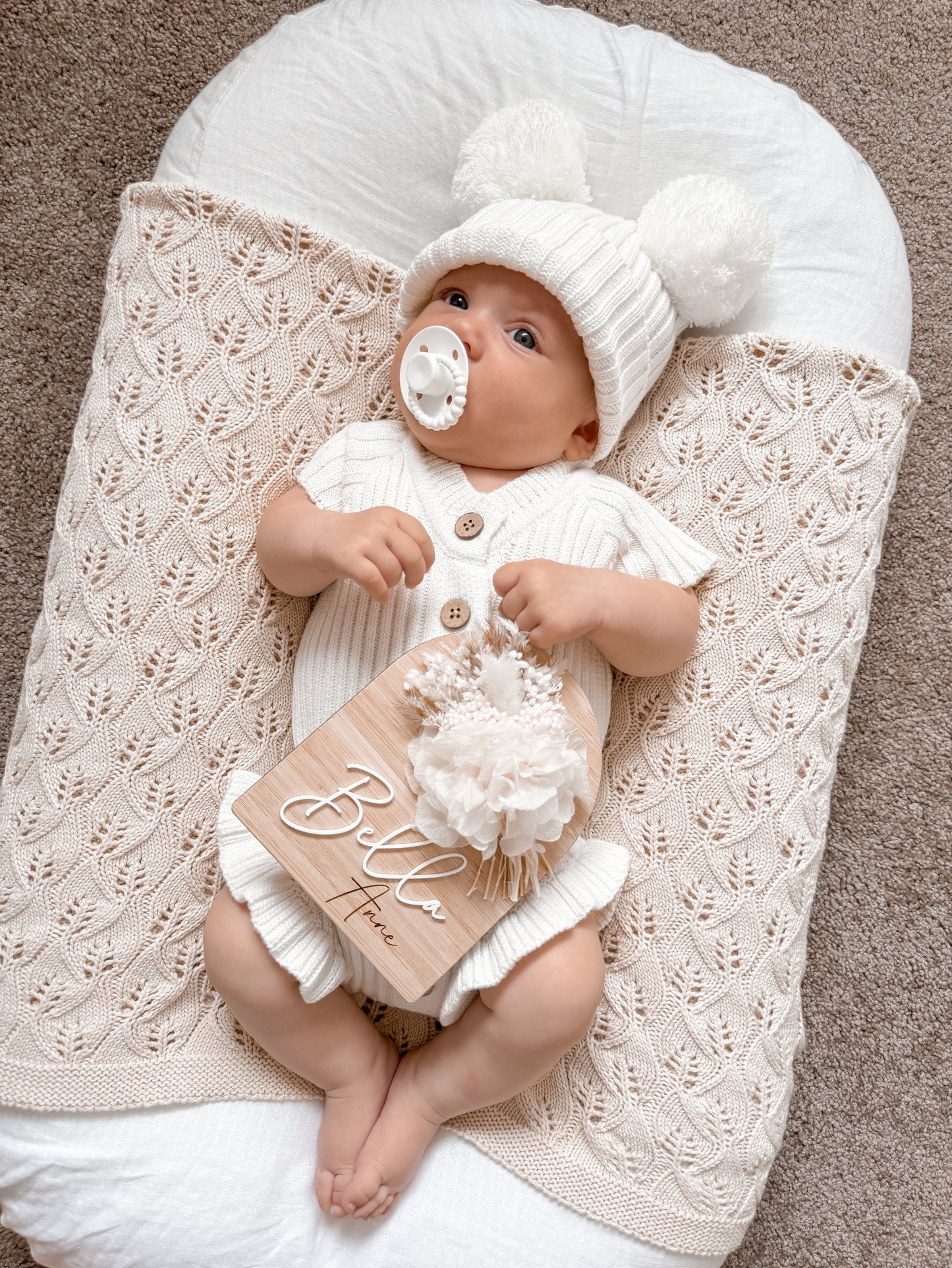 Little B's Nursery Ruffled Onesie vauvan neulehaalari, Milk