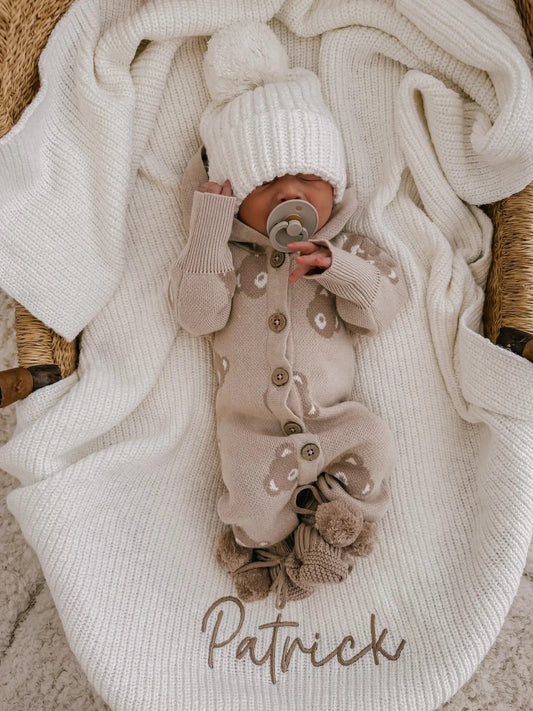 Petite + Co Hooded Teddy Romper vauvan neulehaalari hupulla