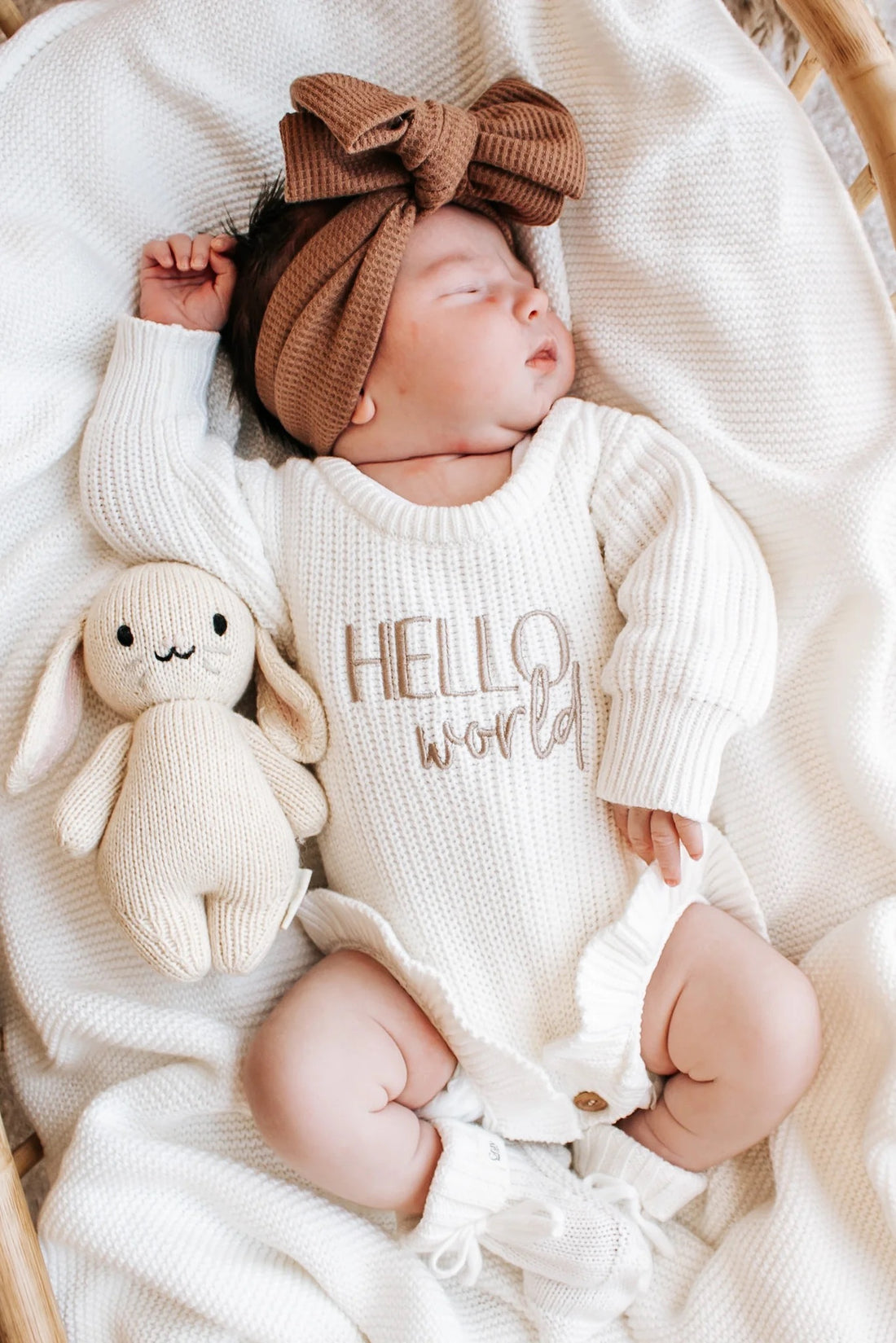 The Gray Bear Company Chunky Ruffle Romper Hello World vauvan neulehaalari