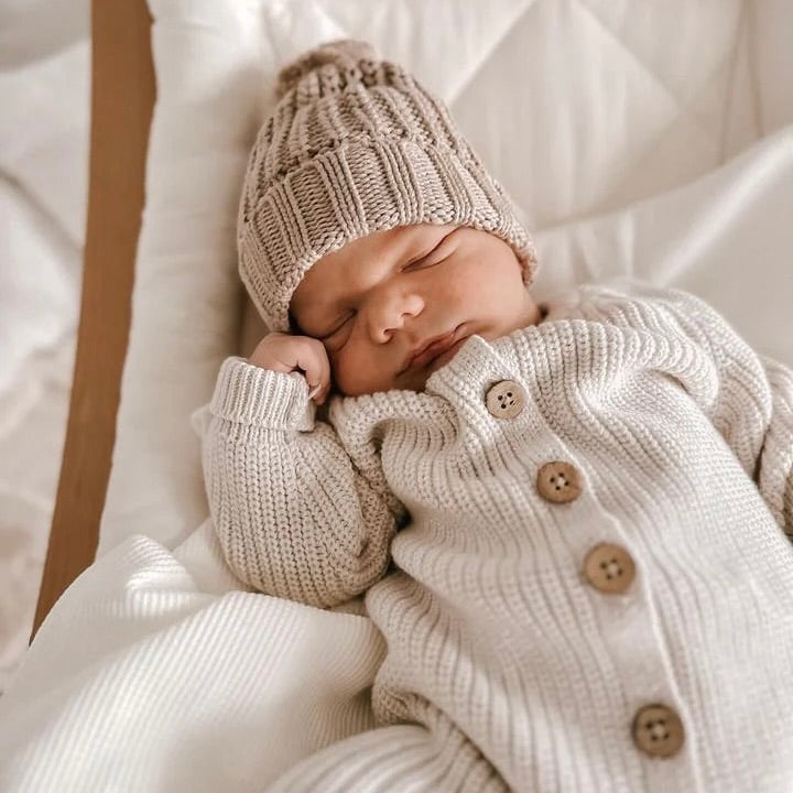 Petite + Co Everyday Ribbed Romper vauvan neulehaalari, Light Beige