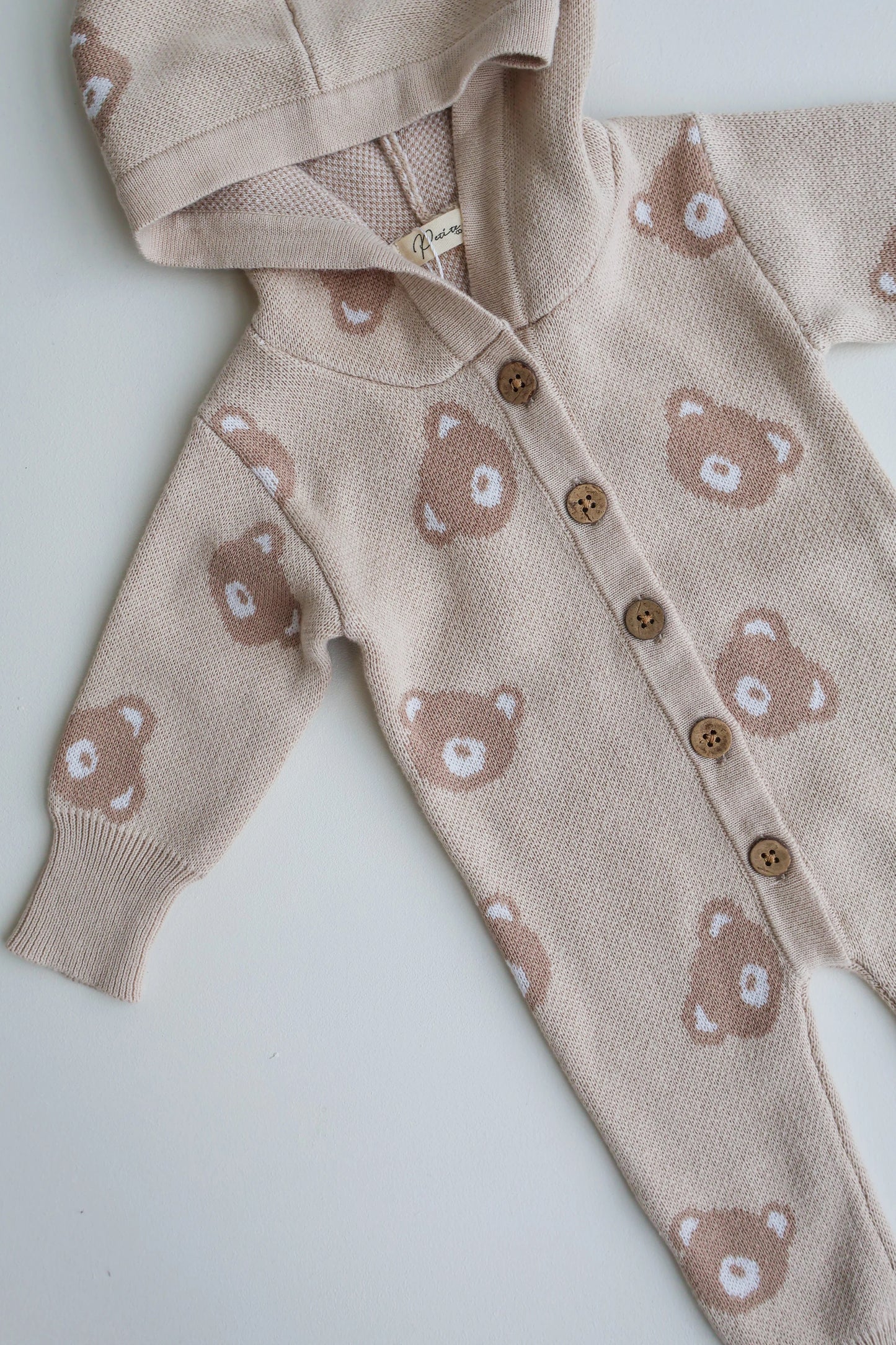 Petite + Co Hooded Teddy Romper vauvan neulehaalari hupulla