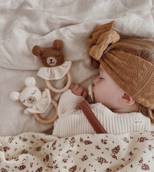 Main Sauvage Teddy Nut rattle