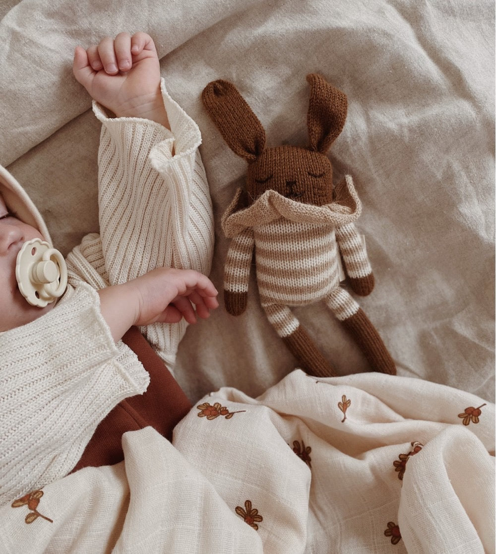 Main Sauvage Bunny-pehmolelu, Sand Striped Romper