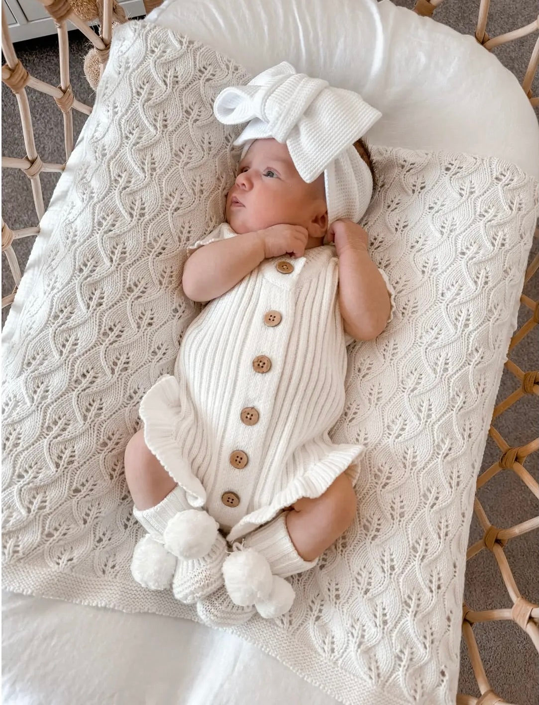 Little B's Nursery Ruffled Onesie vauvan neulehaalari, Milk