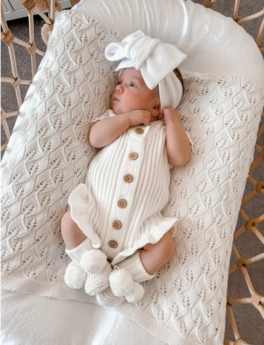 Little B's Nursery Ruffled Onesie vauvan neulehaalari, Milk