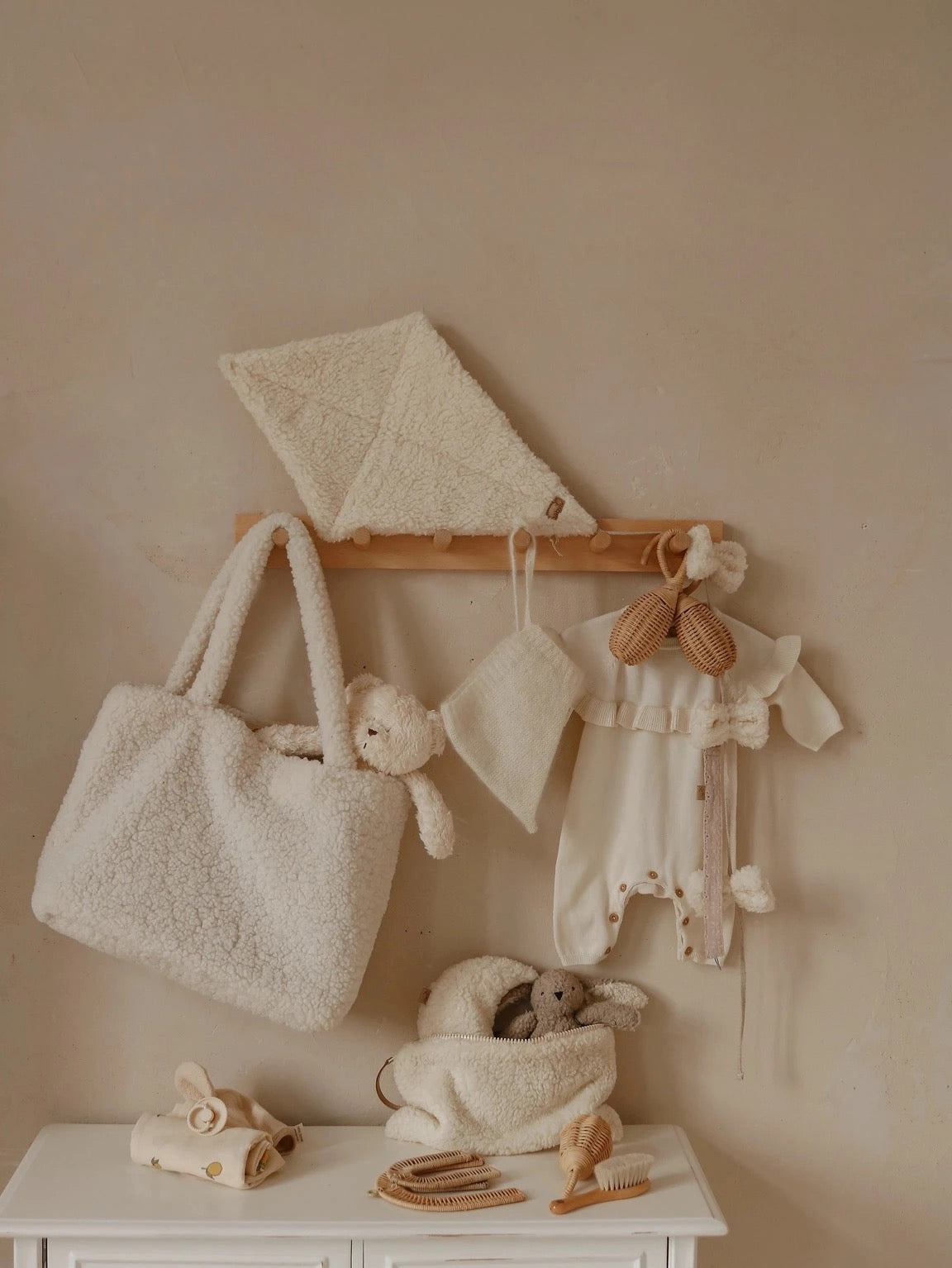 Babyly Teddy Kites -seinäkoriste, Cream tai Taupe, 2 eri kokoa