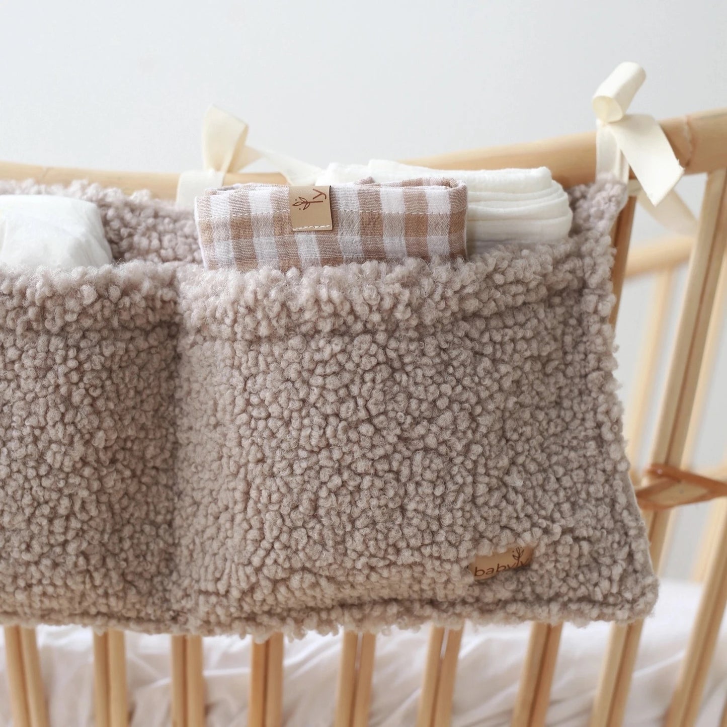 Babyly Teddy Crib Organizer pinnasängyn säilytyspussukka, Cream