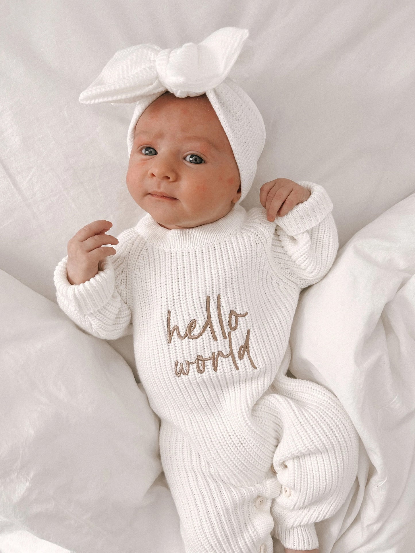 Petite + Co Hello World Long Ribbed Romper vauvan neulehaalari, Milk