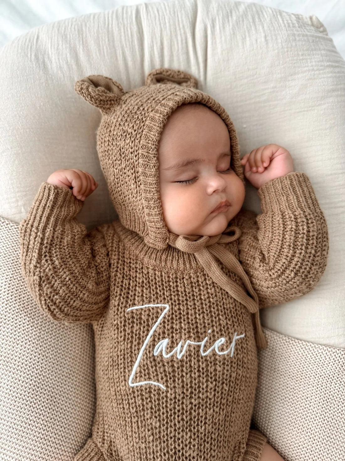 The Gray Bear Company vauvan pipo nallekorvilla kastanjan sävyssä, puuvillainen buklee-neulos