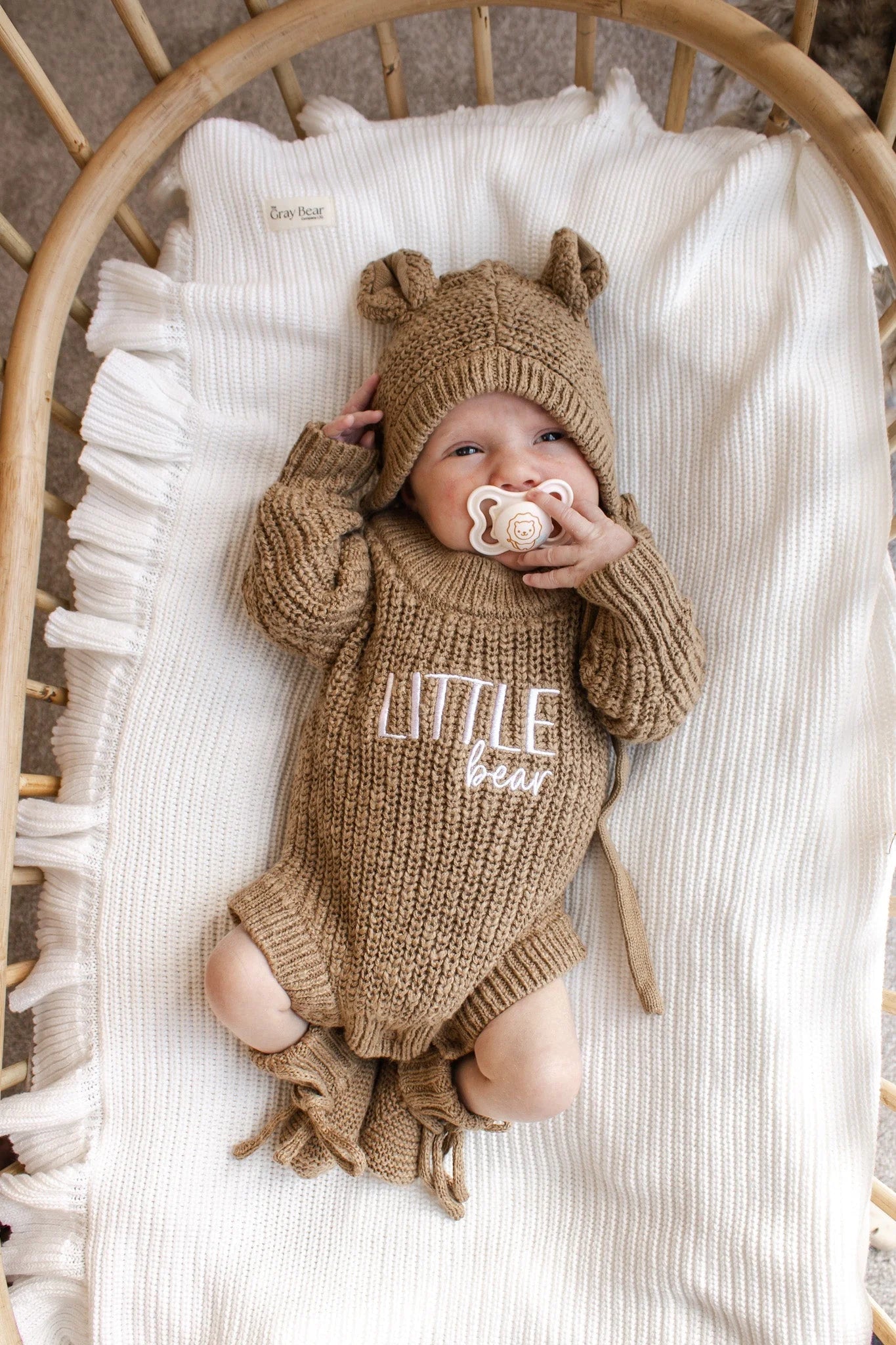 The Gray Bear Company vauvan neulehaalari Little Bear kastanjan sävyssä, puuvillainen buklee-neulos