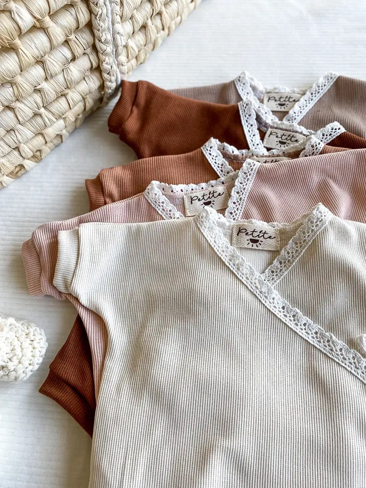 PETITE EvelinaApparel Ribbed Jersey + Lace Romper, Pecan ja Blush