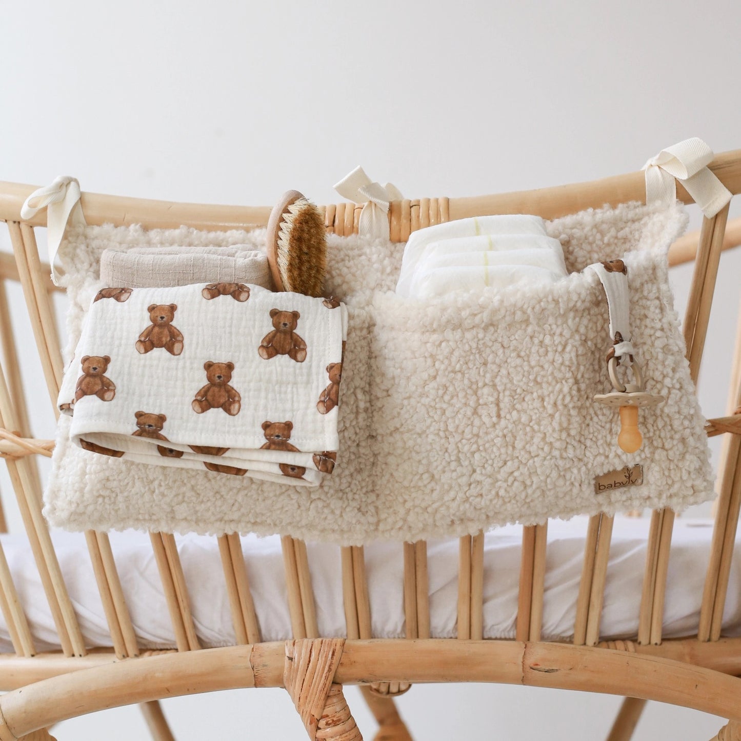 Babyly Teddy Crib Organizer pinnasängyn säilytyspussukka, Cream