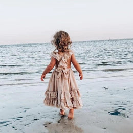 Bailey's Blossoms Nellie Ruffle tyttöjen maksimekko Champagne, pitkä juhlamekko frillayksityiskohdilla