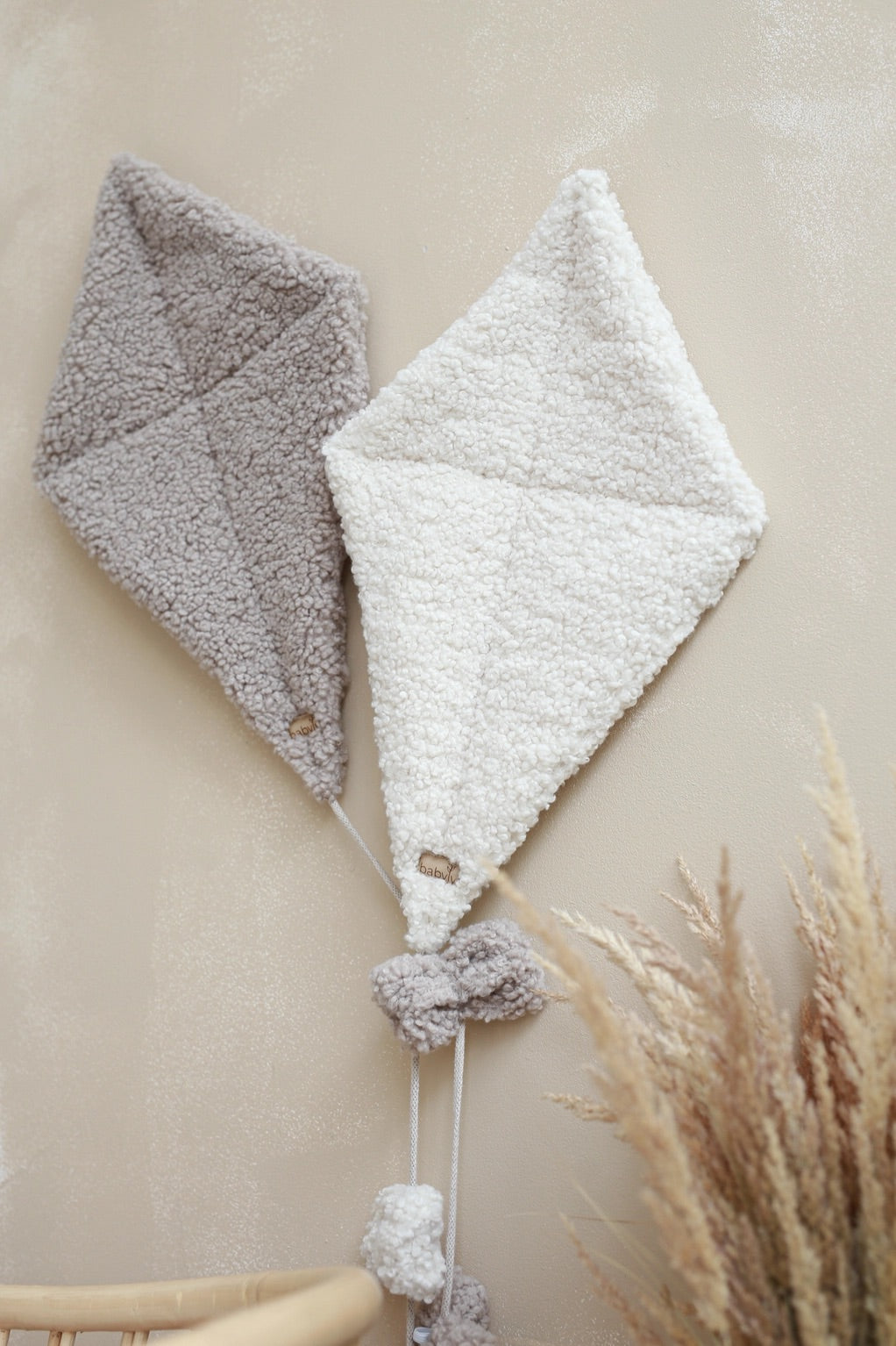 Babyly Teddy Kites -seinäkoriste, Cream tai Taupe, 2 eri kokoa