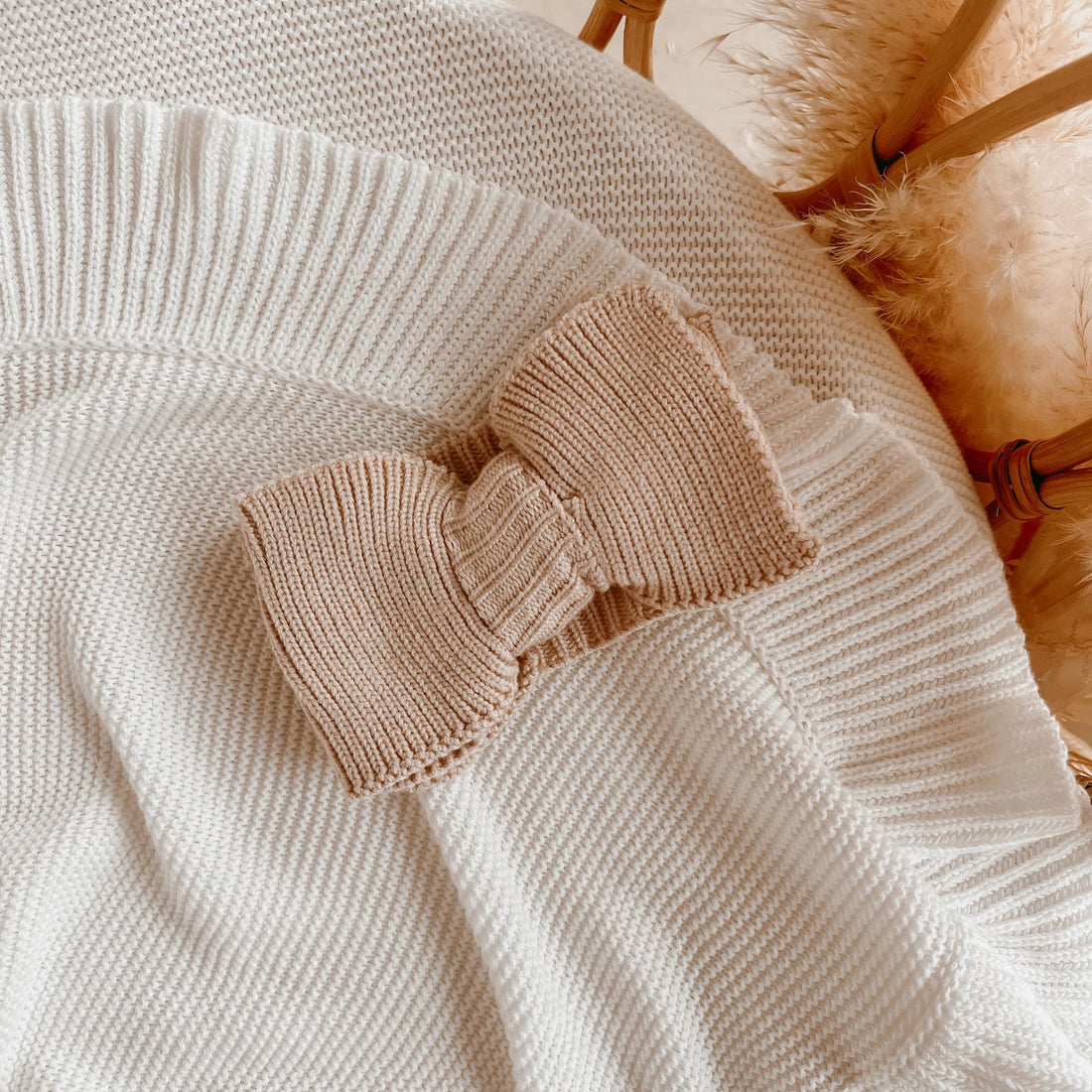 Blossom &amp; Pear vauvan rusettipanta Knit Baby Topknot, pehmeä joustava panta beige