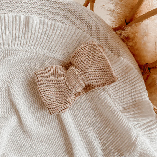 Blossom & Pear vauvan rusettipanta Knit Baby Topknot, pehmeä joustava panta beige