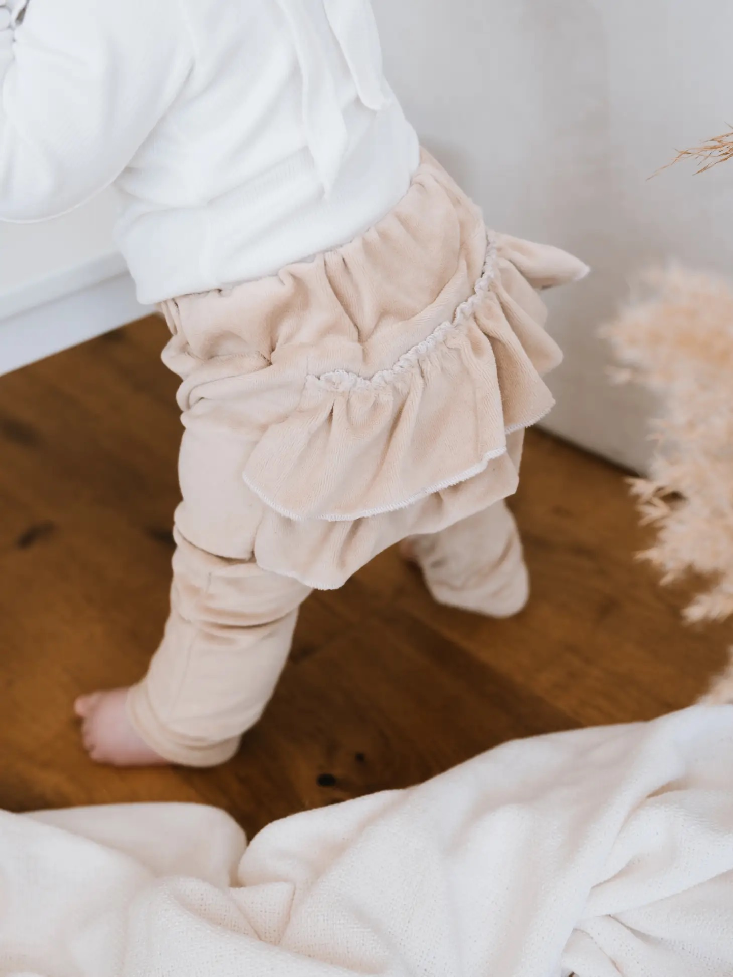 Petiteaude Ruffle -veluuriröyhelöhousut, Beige tai Cream