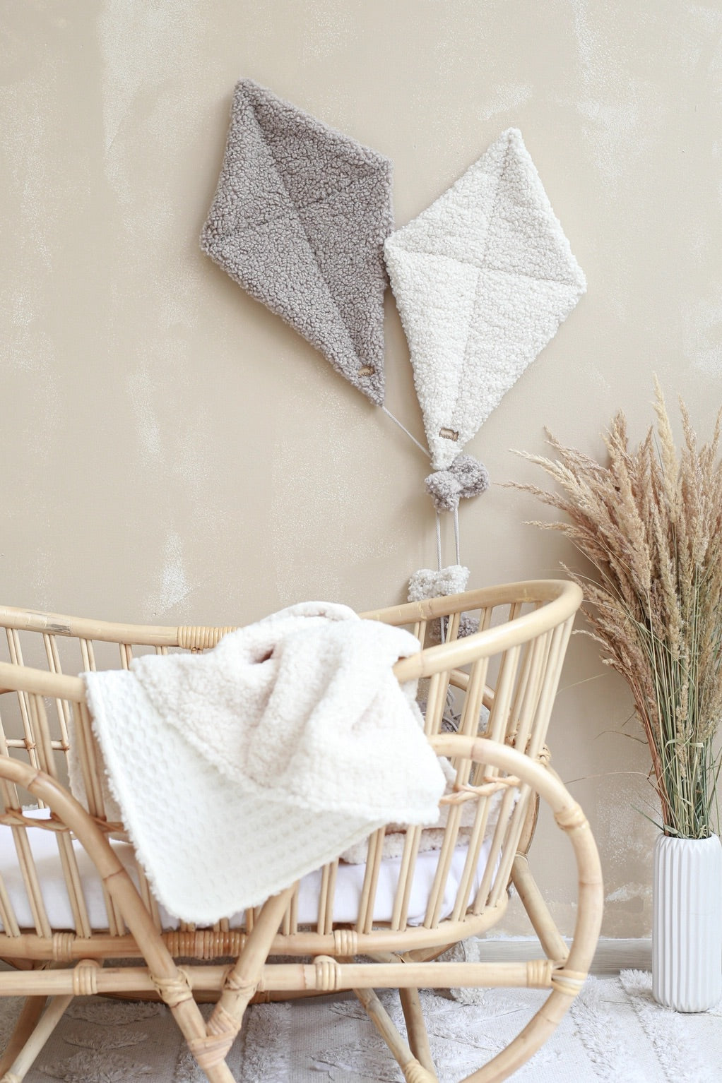 Babyly Teddy Kites -seinäkoriste, Cream tai Taupe, 2 eri kokoa