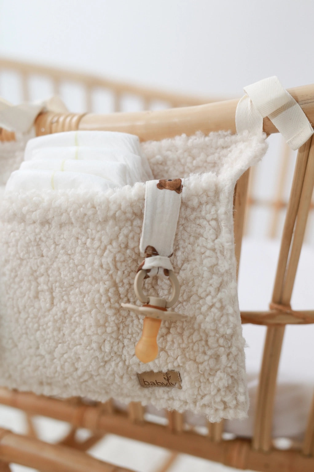 Babyly Teddy Crib Organizer pinnasängyn säilytyspussukka, Cream