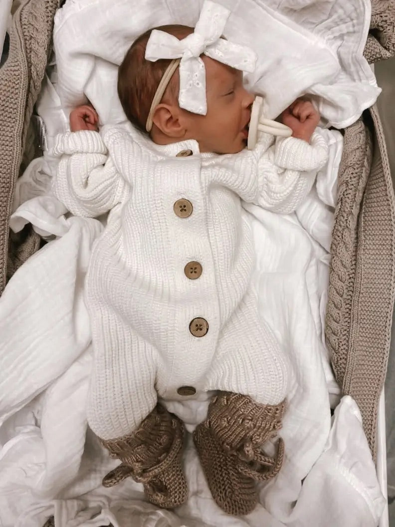 Little B's Nursery Classic Knit Romper vauvan neulehaalari, Milk