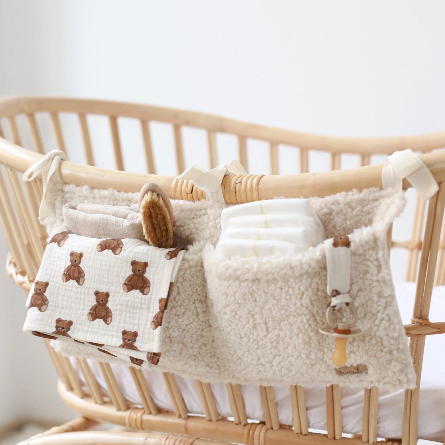 Babyly Teddy Crib Organizer pinnasängyn säilytyspussukka, Cream
