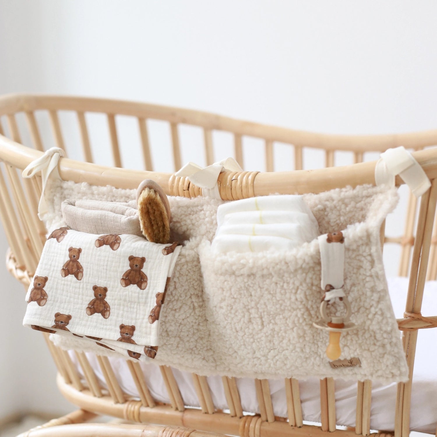 Babyly Teddy Crib Organizer -säilytyspussukka, Cream tai Taupe