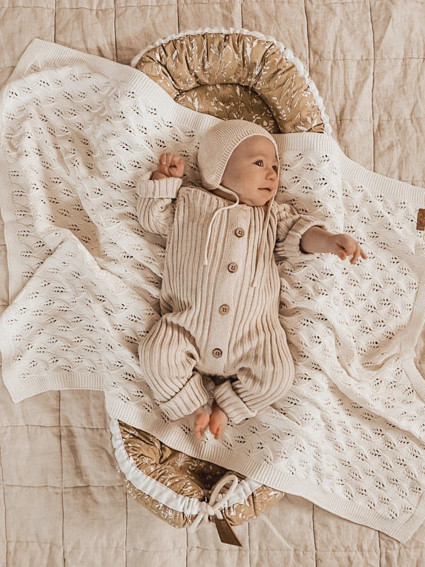Little B's Nursery Ribbed Romper vauvan neulehaalari, Honey Milk