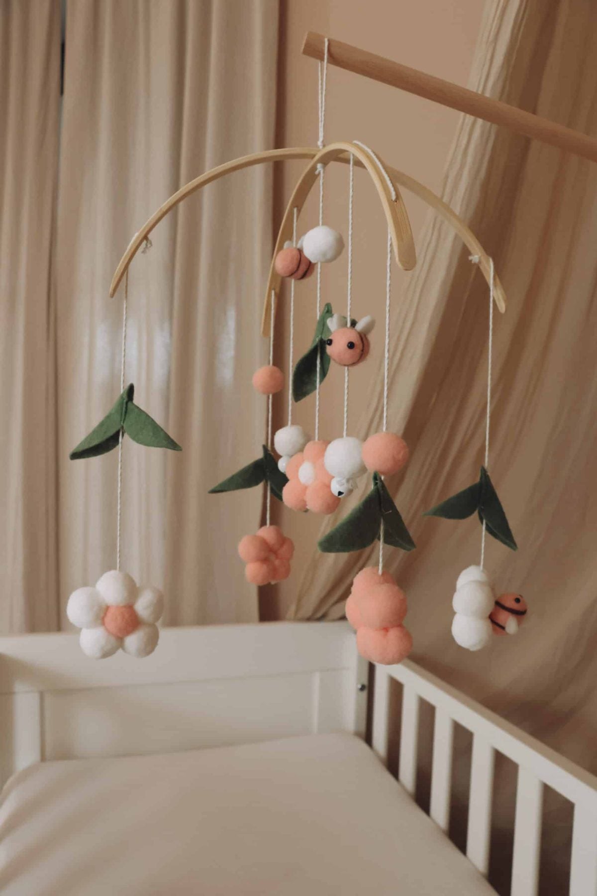 Little Loua Pink Bees vauvamobile kukilla ja mehiläisillä, käsintehty