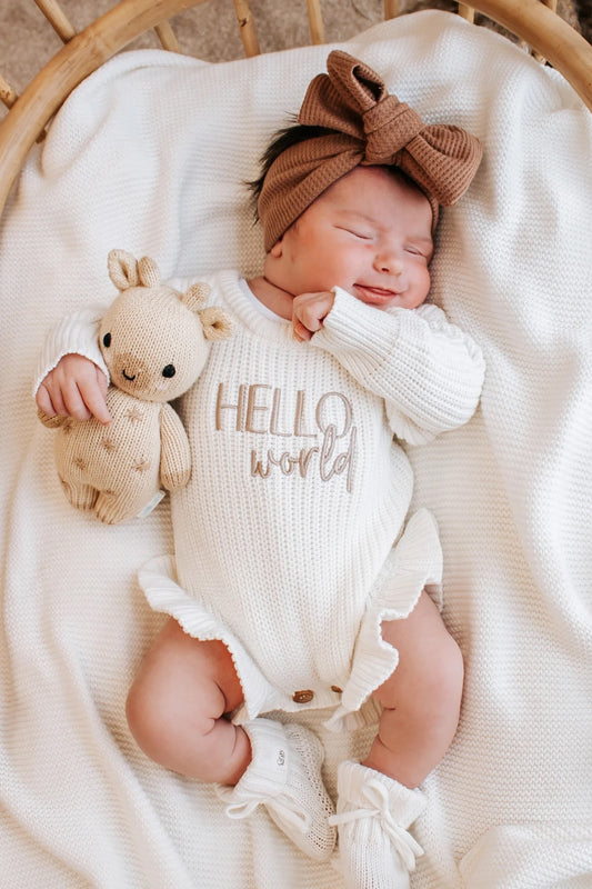 The Gray Bear Company vauvan neulehaalari Hello World valkoinen, puuvillainen ribbineulos ja frillasomisteet